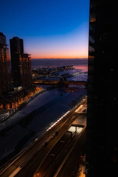 Eine Vertikale Aufnahme Moderner Gebäude Fluss Bei Sonnenuntergang — Stockfoto