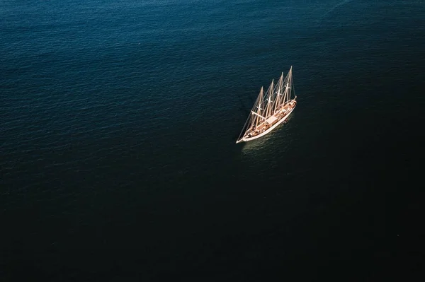 Aerial View White Ship Sails Blue Sea — Stock Photo, Image