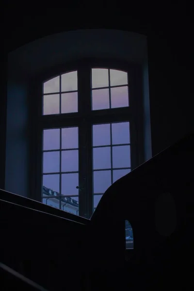 Вертикальний Знімок Вікна Над Похмурим Небом — стокове фото