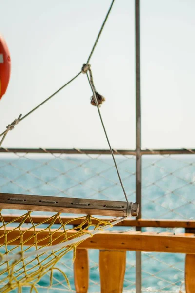 Tiro Vertical Foco Seletivo Barco Uma Rede Rede Amarela Com — Fotografia de Stock