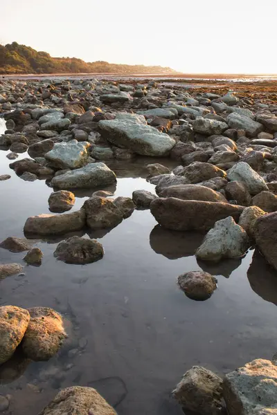 Вертикальний Знімок Великих Каменів Воді Прохолодно Фону — стокове фото