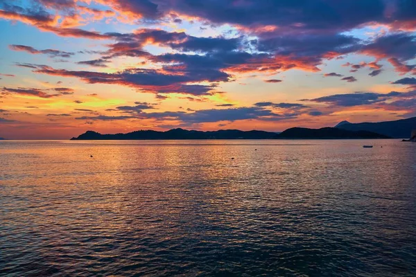 Vacker Eldig Orange Solnedgång Himmel Över Lugna Havet — Stockfoto