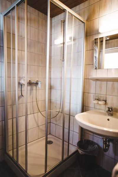 Svislý Záběr Interiéru Koupelny Sprchou Umyvadlem — Stock fotografie