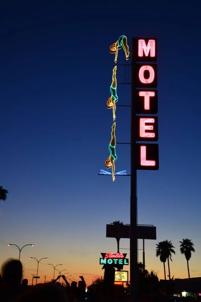 夕阳西下背景上的霓虹灯汽车旅馆标志的垂直照片 — 图库照片