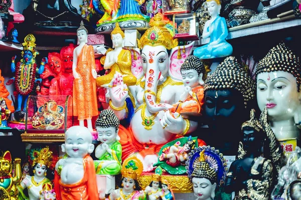 Las Estatuas Los Dioses Hindúes Exhibidas Tienda Del Mercado — Foto de Stock