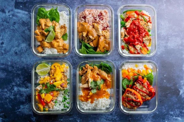 Cam kaplarda farklı sağlıklı öğle yemeklerinin üst görüntüsü.