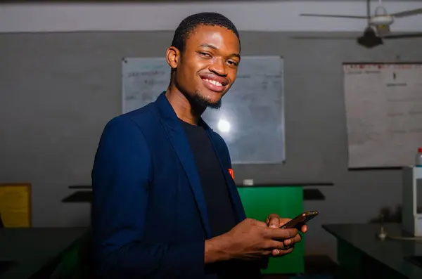 Africký Muž Usmívá Nad Tím Viděl Svém Smartphonu — Stock fotografie