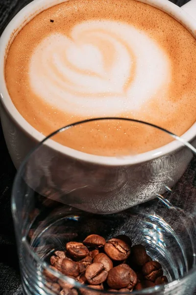 Nahaufnahme Einer Tasse Mit Espresso Und Einem Glas Mit Kaffeebohnen — Stockfoto