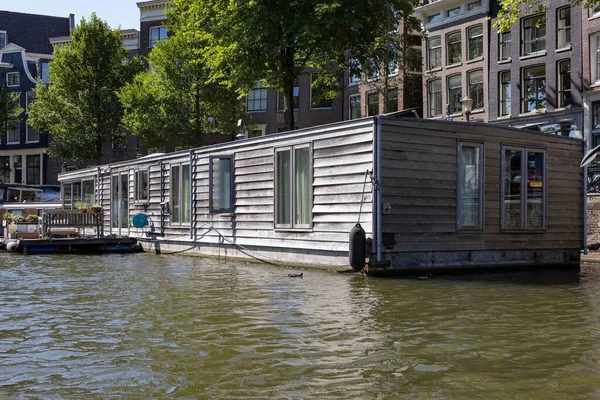 Una Bella Foto Una Casa Galleggiante Canale Amsterdam Nei Paesi — Foto Stock