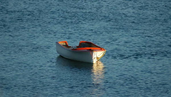 Пустая Лодка Отражением Воде Реке Вайпу Новая Зеландия — стоковое фото