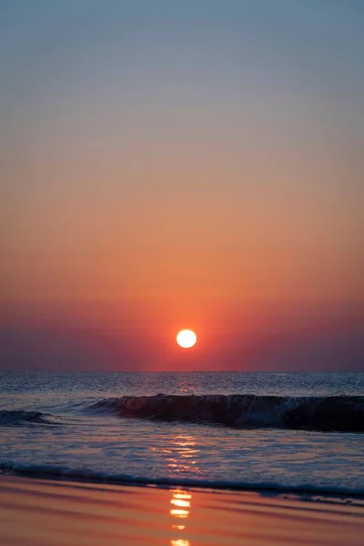 Zlatý Červený Východ Slunce Vlnami Pláži — Stock fotografie