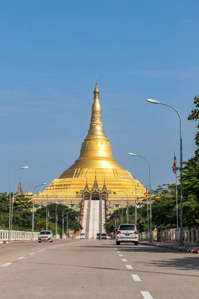 Vägen Till Uppatasanti Pagoda Nay Pyi Taw Myanmar Vertikalt Skott — Stockfoto