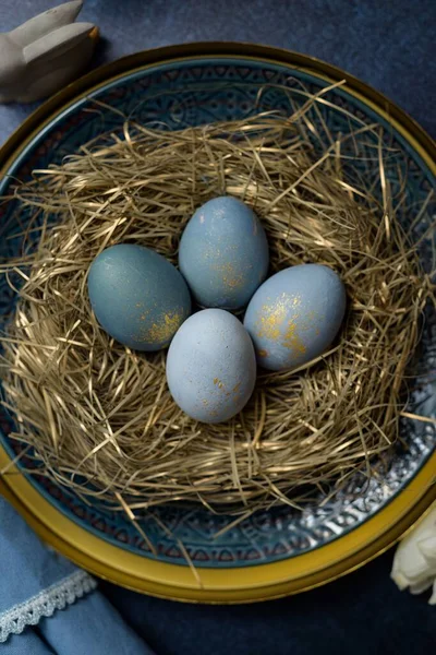 Uma Vista Superior Ovos Azuis Lindamente Coloridos Prato Decorado Como — Fotografia de Stock
