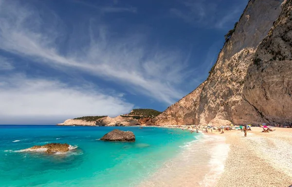 바위투성이 해안에서 휴가를 즐기는 사람들이 바다의 아름다운 — 스톡 사진