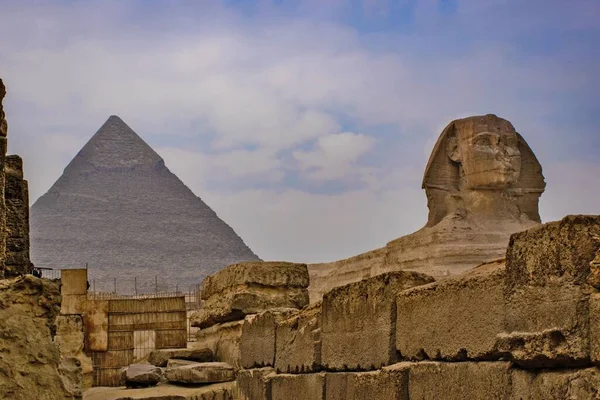 エジプトのギザの大ピラミッドとスフィンクスの眺め — ストック写真
