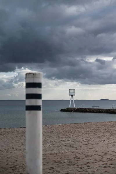 Danimarka Sahilindeki Bellevue Sahili Cankurtaran Kulesinin Dikey Görüntüsü — Stok fotoğraf