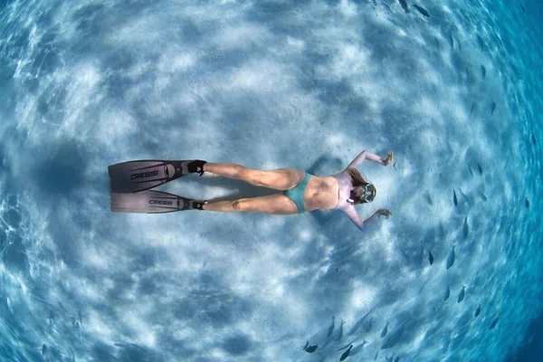 Žena Cressi Wetsuit Šnorchlování Pod Vodou — Stock fotografie