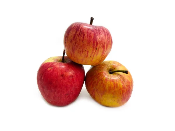 Pohled Zblízka Tři Červená Jablka Izolovaná Bílém Povrchu — Stock fotografie