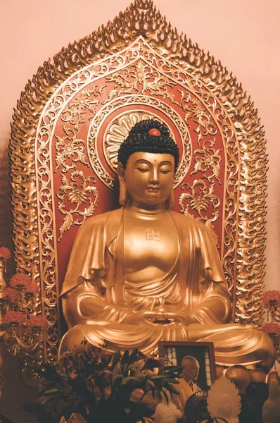 Eine Großaufnahme Einer Goldenen Buddha Statue Einem Tempel — Stockfoto