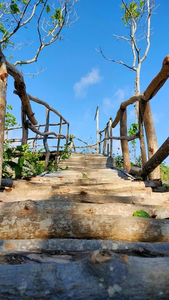 木製の手すりと青空を背にした木製の階段 — ストック写真