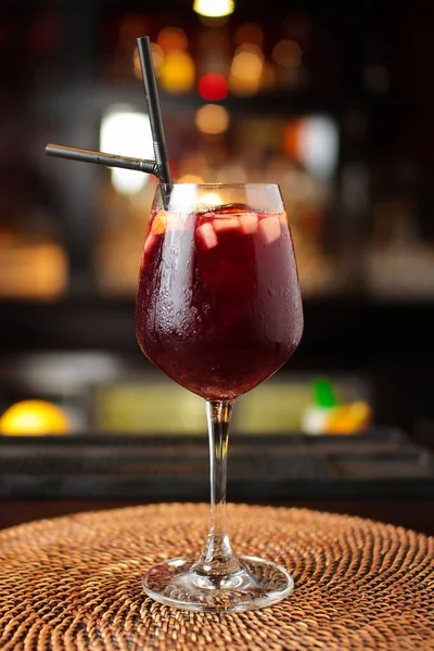 Vertikal Närbild Läcker Uppfriskande Cocktail Bardisk — Stockfoto