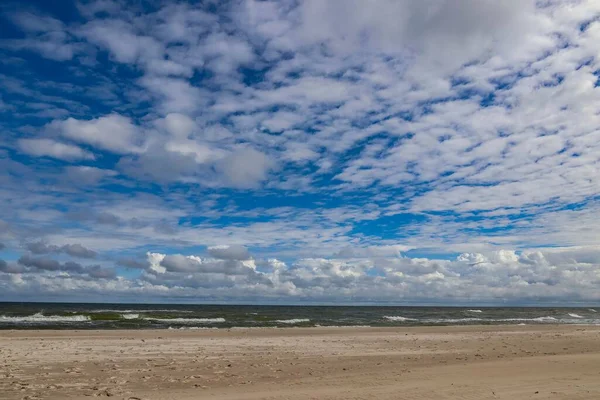 Пейзаж Моря Оточений Пляжем Під Блакитним Хмарним Небом — стокове фото