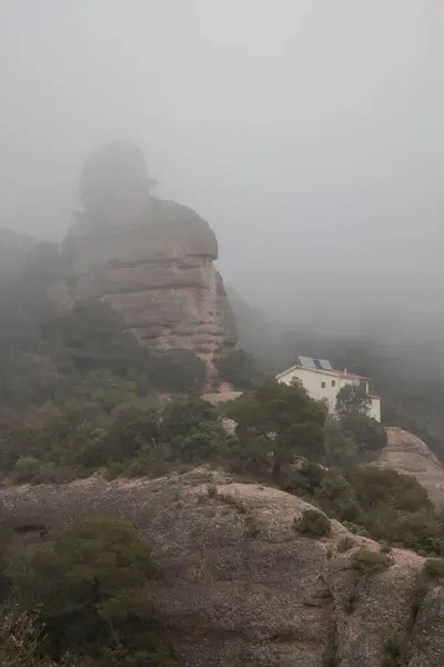 在多雾的天气下悬崖上房屋的垂直截图 — 图库照片