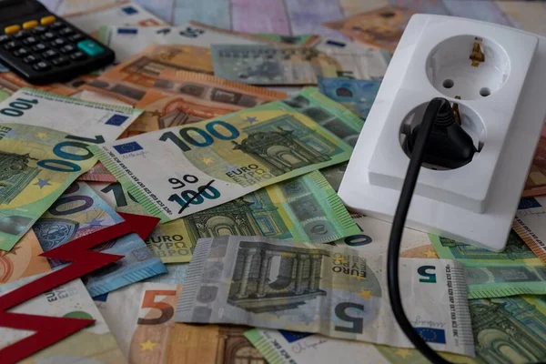 Presa Del Cavo Elettrico Calcolatrice Con Banconote Euro Sullo Sfondo — Foto Stock