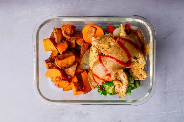Överblick Över Hälsosam Lunch Med Kycklingkött Och Pumpa Glasbehållaren — Stockfoto