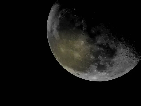 Piękny Widok Woskowanie Bełkotliwy Księżyc Ciemnym Tle — Zdjęcie stockowe