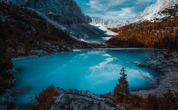 Una Hermosa Vista Lago Azul Rodeado Bosques Montañas — Foto de Stock