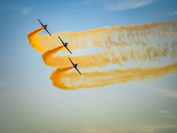 Ιπτάμενα Μαχητικά Αεροσκάφη Κίτρινα Ίχνη Στον Ουρανό — Φωτογραφία Αρχείου