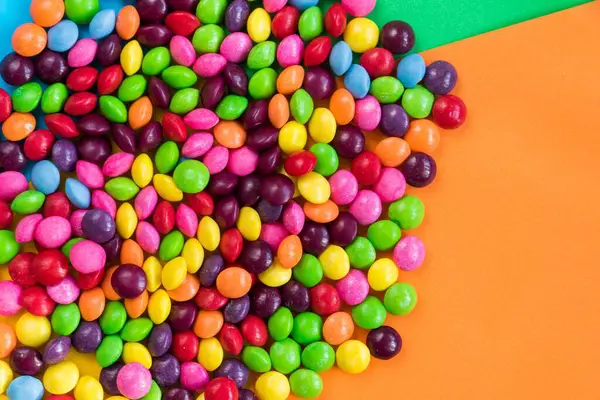 Μια Εναέρια Λήψη Γλυκών Ζαχαρωτών Στην Πολύχρωμη Επιφάνεια — Φωτογραφία Αρχείου