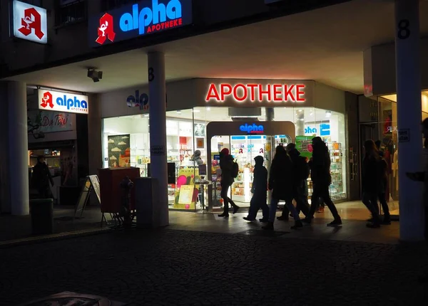 Mensen Lopen Nachts Voor Een Verlichte Alpha Apotheke Apotheek Darmstadt — Stockfoto