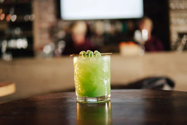 Ein Glas Cocktail Mit Hülle Auf Dem Tisch — Stockfoto