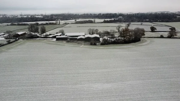 冬に雪に覆われた田園風景や家屋の空中撮影 — ストック写真