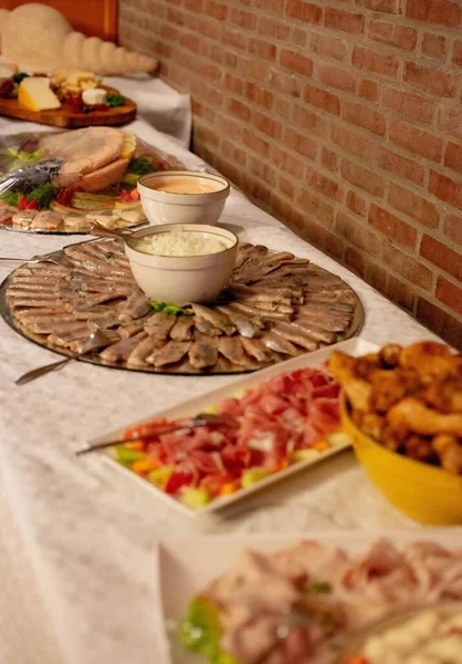 Вертикальный Снимок Вкусных Блюд Салатов Мясом Овощами Столе — стоковое фото