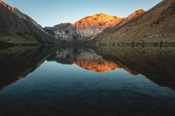 Μια Όμορφη Φωτογραφία Μιας Λίμνης Που Αντανακλά Βουνά Που Την — Φωτογραφία Αρχείου