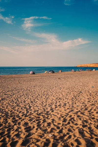 Una Verticale Una Spiaggia Sabbia Ipnotizzante Con Persone Che Riposano — Foto Stock