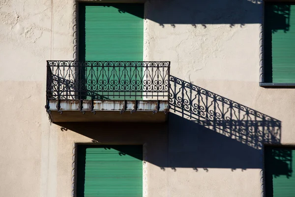 Balkong Byggnad Med Reflektioner Väggen — Stockfoto