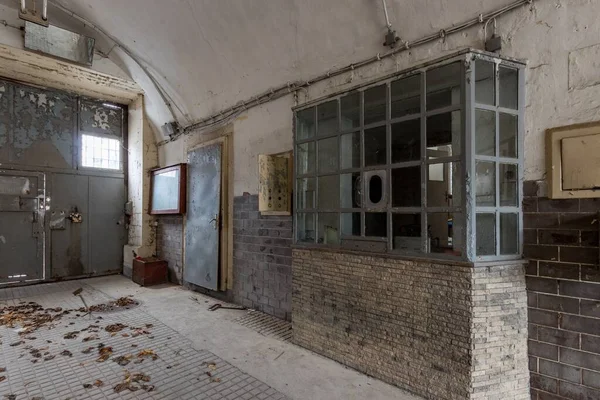 一座废弃的旧监狱的入口大门 — 图库照片