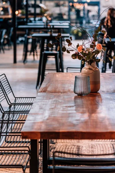 花瓶付きの空のレストランテーブルの垂直ショット — ストック写真