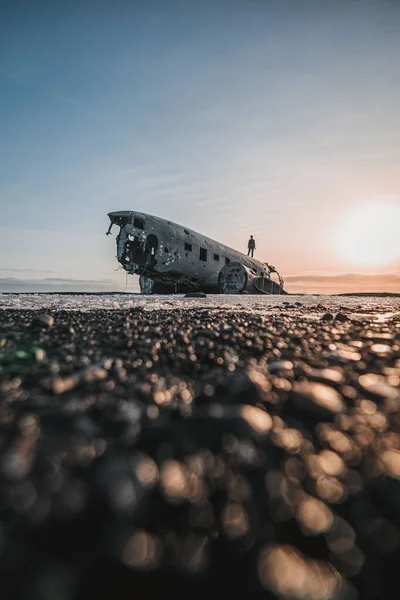 Uma Silhueta Vertical Uma Pessoa Solheimasandur Naufrágio Avião Islândia Contra — Fotografia de Stock