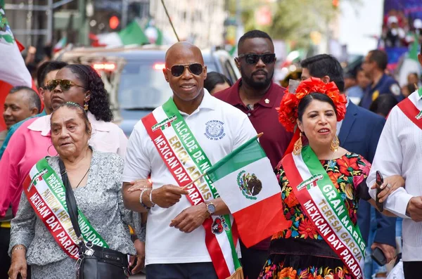 Close Mexicanos Felizes Durante Desfile Dia Independência Mexicana — Fotografia de Stock