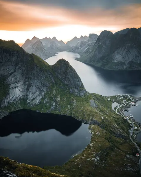 오스트리아에서 일몰중에 언덕으로 둘러싸인 호수의 — 스톡 사진