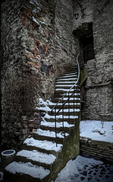 Вертикальный Снимок Лестницы Возле Старого Дома Таллинне Эстония — стоковое фото