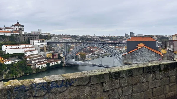 ポルトガルのポルト市とヴィラ ノヴァ ガイアの間にある美しいドム ルイス1世橋 — ストック写真