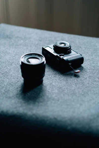 Κάθετη Λήψη Μαύρης Φωτογραφικής Μηχανής Και Φακού Γκρι Επιφάνεια Απομονωμένο — Φωτογραφία Αρχείου