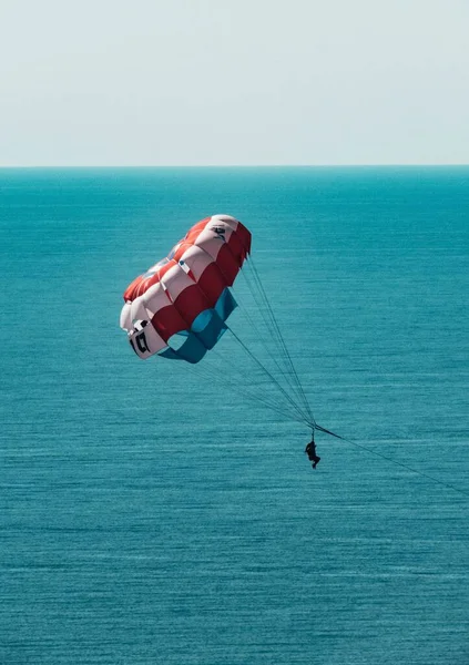 Параплан Летящий Над Морем — стоковое фото