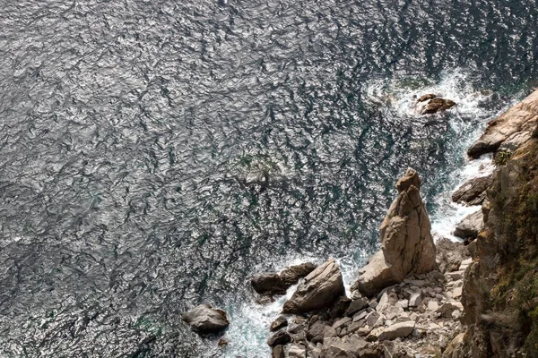 Parlak Gündüz Güneşinin Altında Derin Mavi Suyu Olan Kayalık Bir — Stok fotoğraf